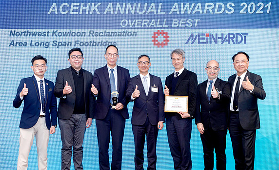 The Deputy Director (Development & Construction), Mr Stephen Leung (second right), and the winning